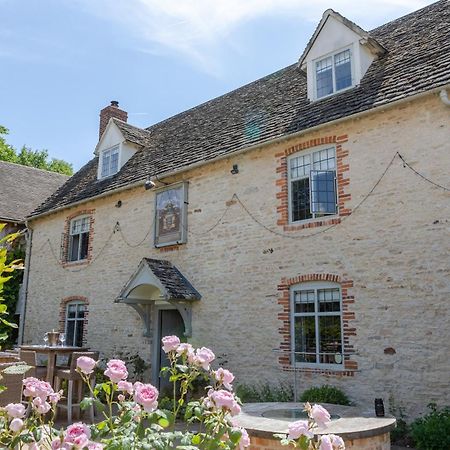 The Harcourt Arms Hotel Stanton Harcourt ภายนอก รูปภาพ The former school house