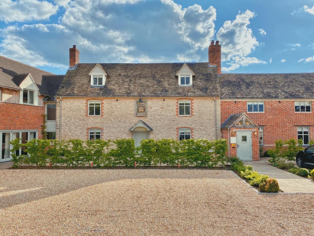 The Harcourt Arms Hotel Stanton Harcourt ภายนอก รูปภาพ The former school house