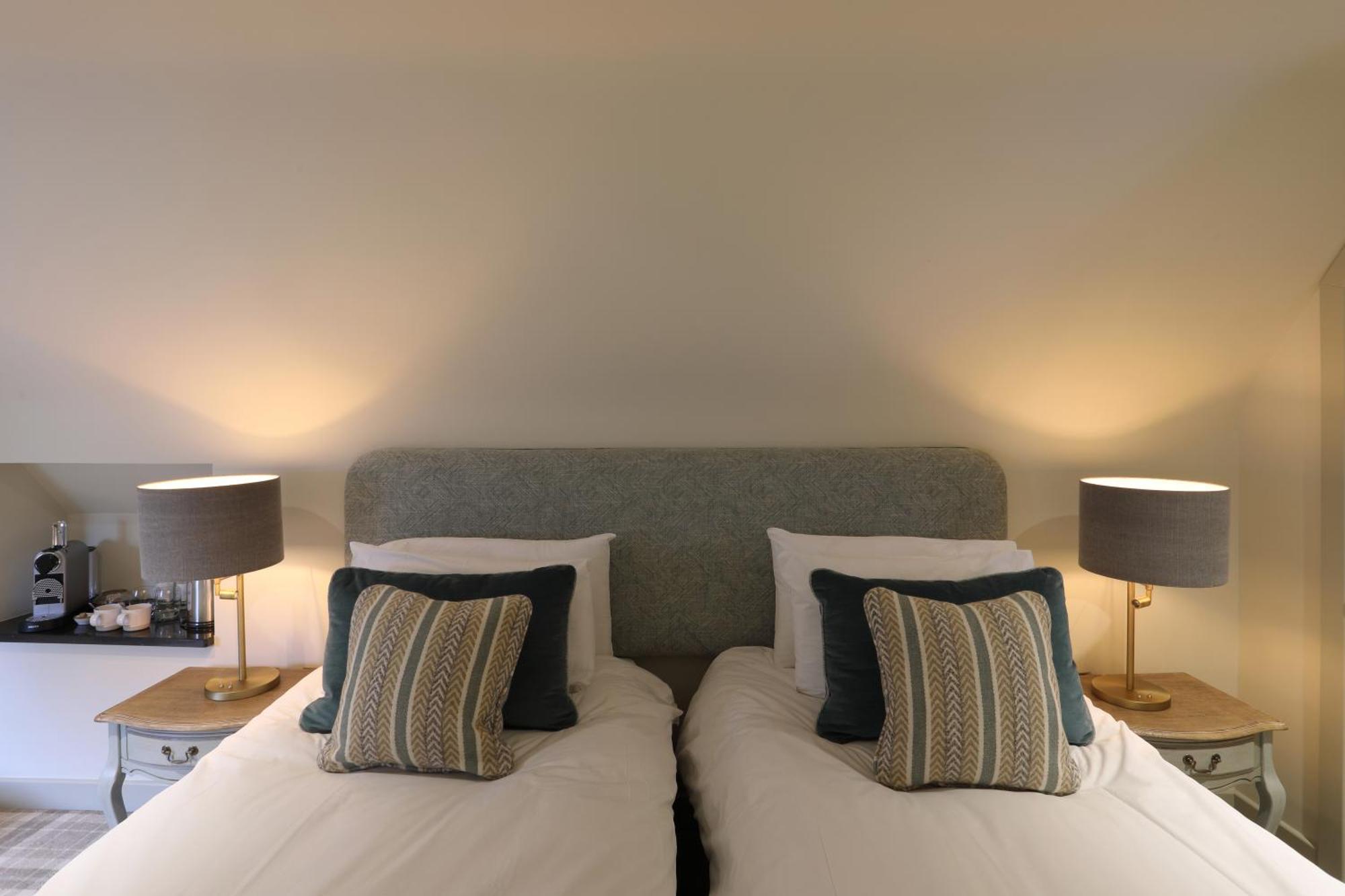 The Harcourt Arms Hotel Stanton Harcourt ห้อง รูปภาพ A bedroom at the hotel