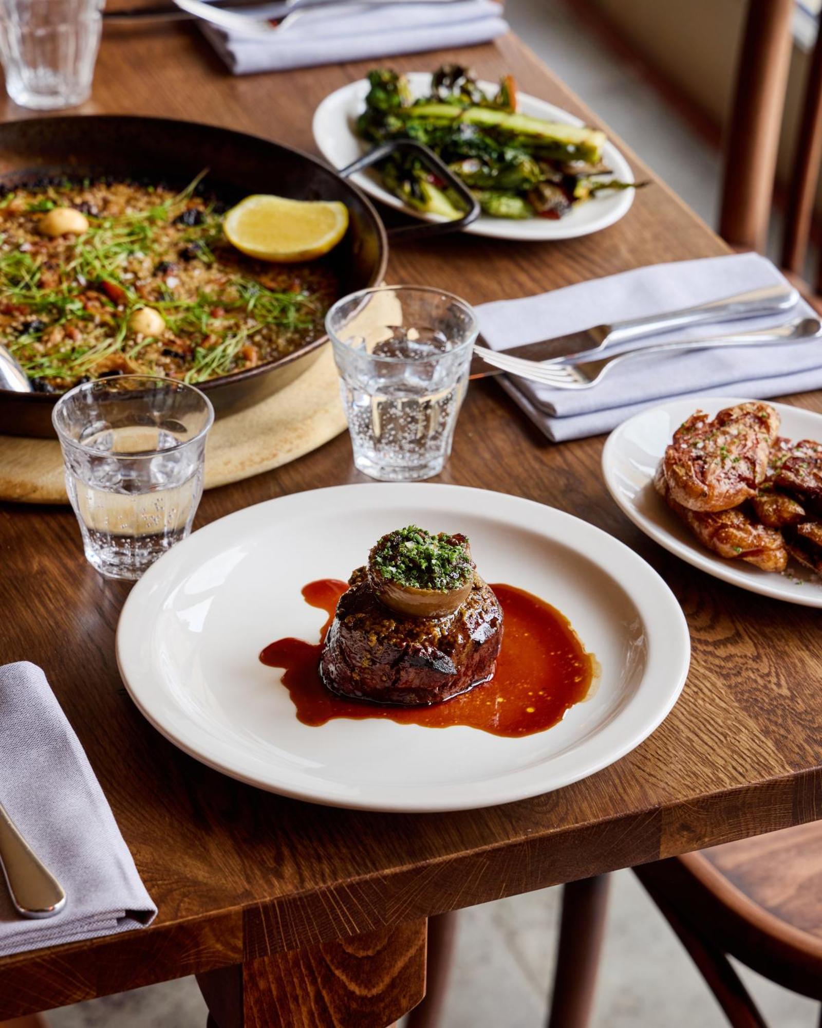 The Harcourt Arms Hotel Stanton Harcourt ภายนอก รูปภาพ A steak at the restaurant