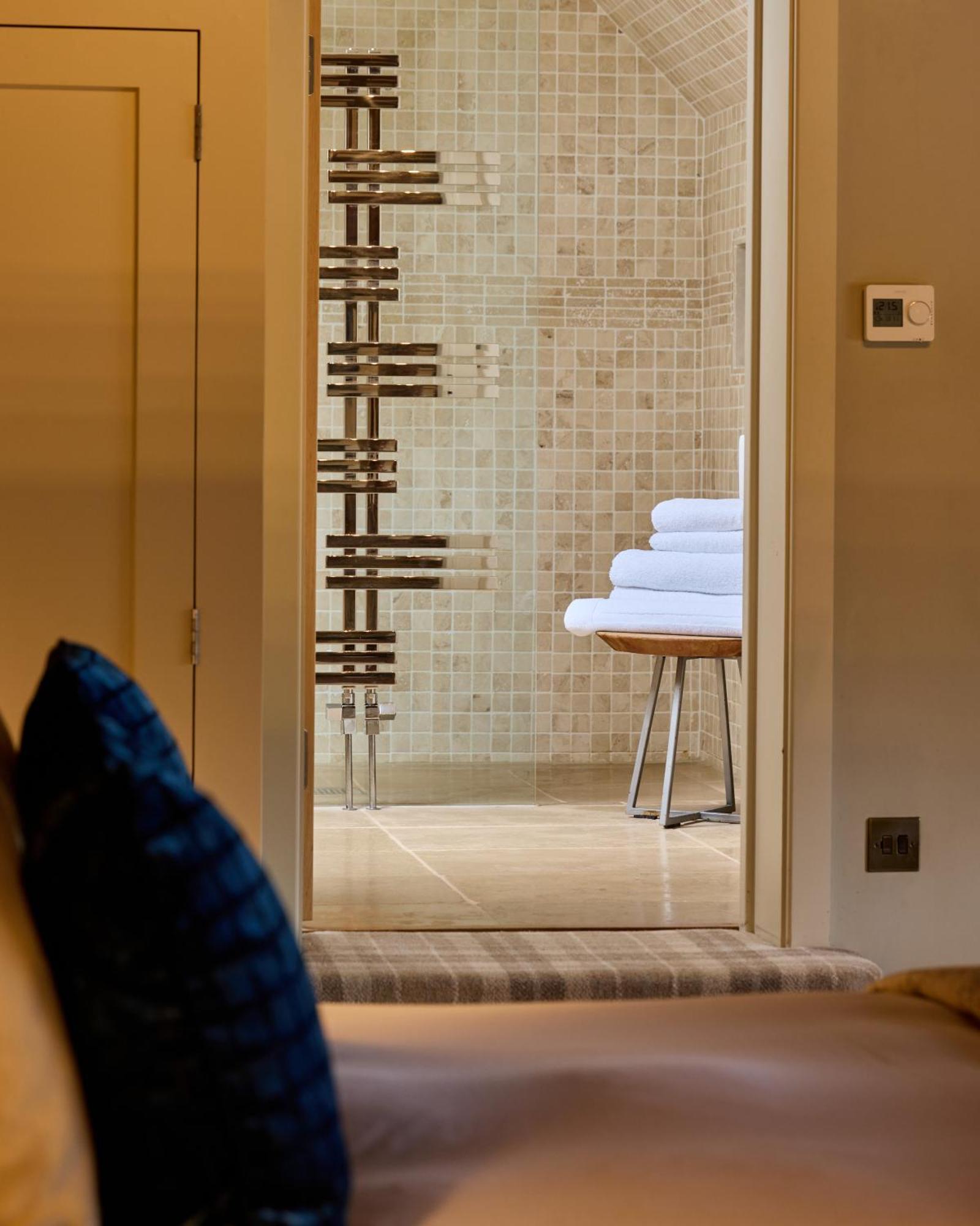 The Harcourt Arms Hotel Stanton Harcourt ภายนอก รูปภาพ A wet room at The River Lee Hotel, Hertfordshire, England