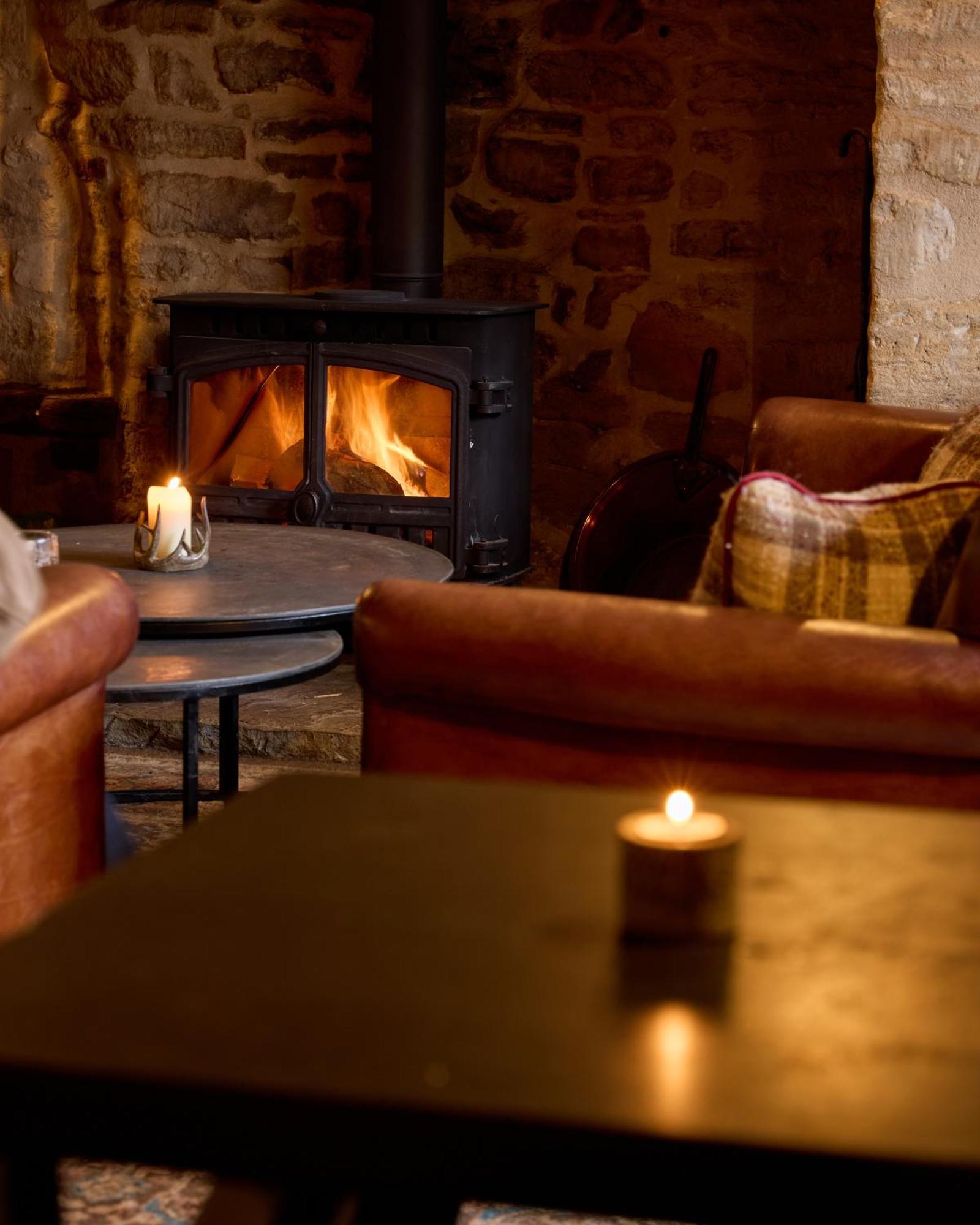 The Harcourt Arms Hotel Stanton Harcourt ภายนอก รูปภาพ The interior of the pub