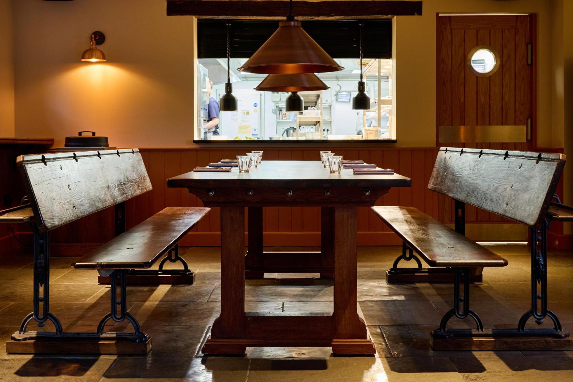 The Harcourt Arms Hotel Stanton Harcourt ภายนอก รูปภาพ Interior of the restaurant