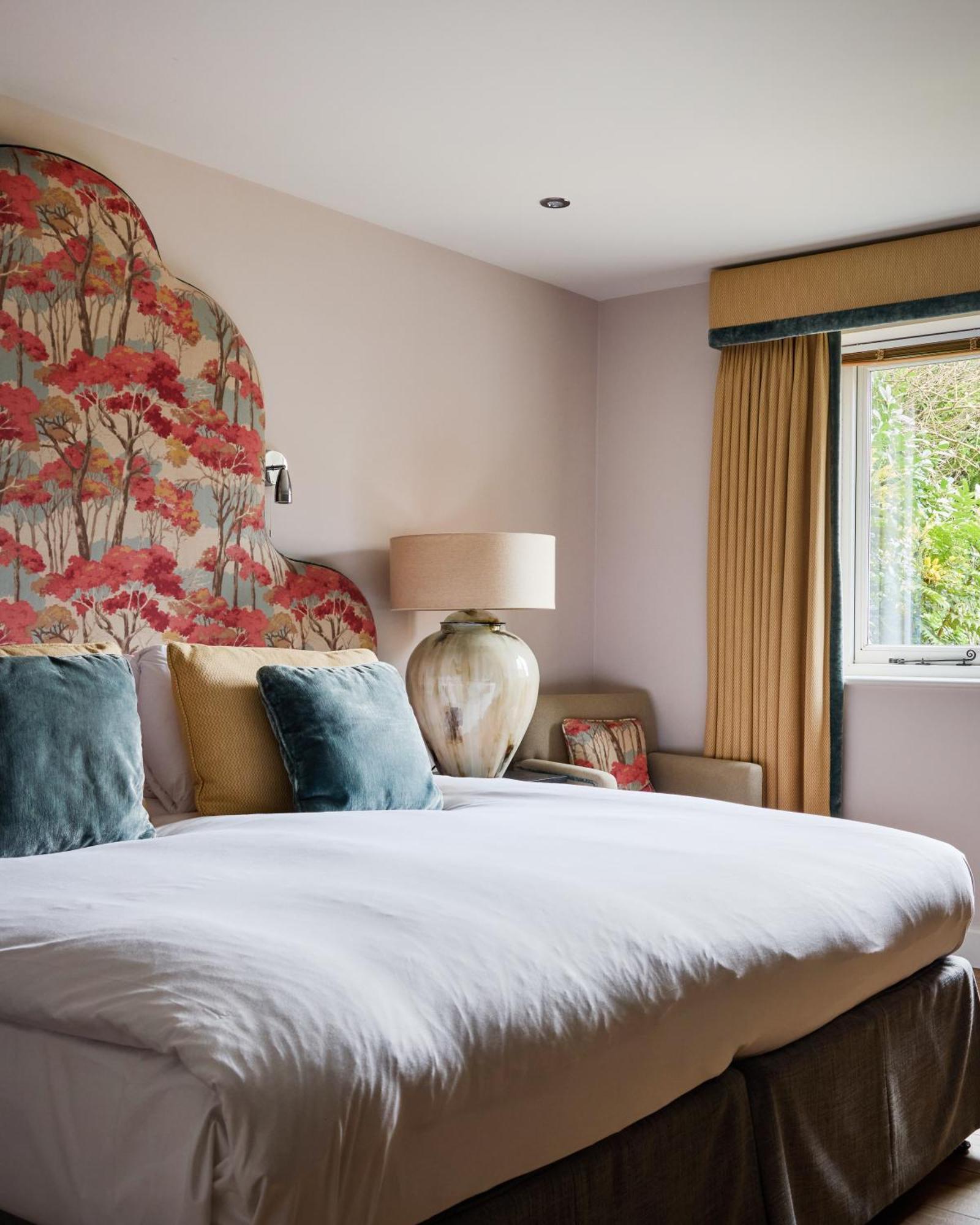 The Harcourt Arms Hotel Stanton Harcourt ห้อง รูปภาพ A bedroom at The Old parsonage
