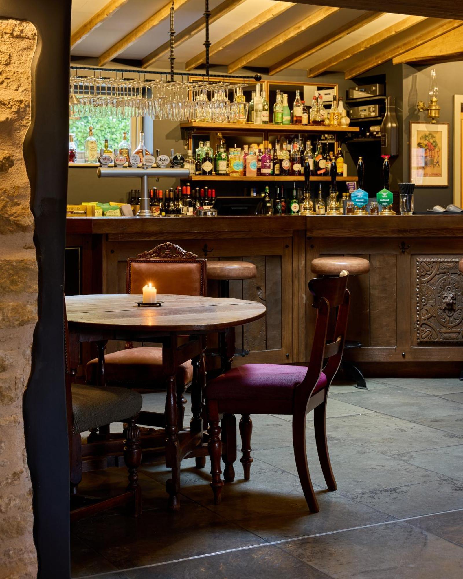 The Harcourt Arms Hotel Stanton Harcourt ภายนอก รูปภาพ The bar at the Old Inn