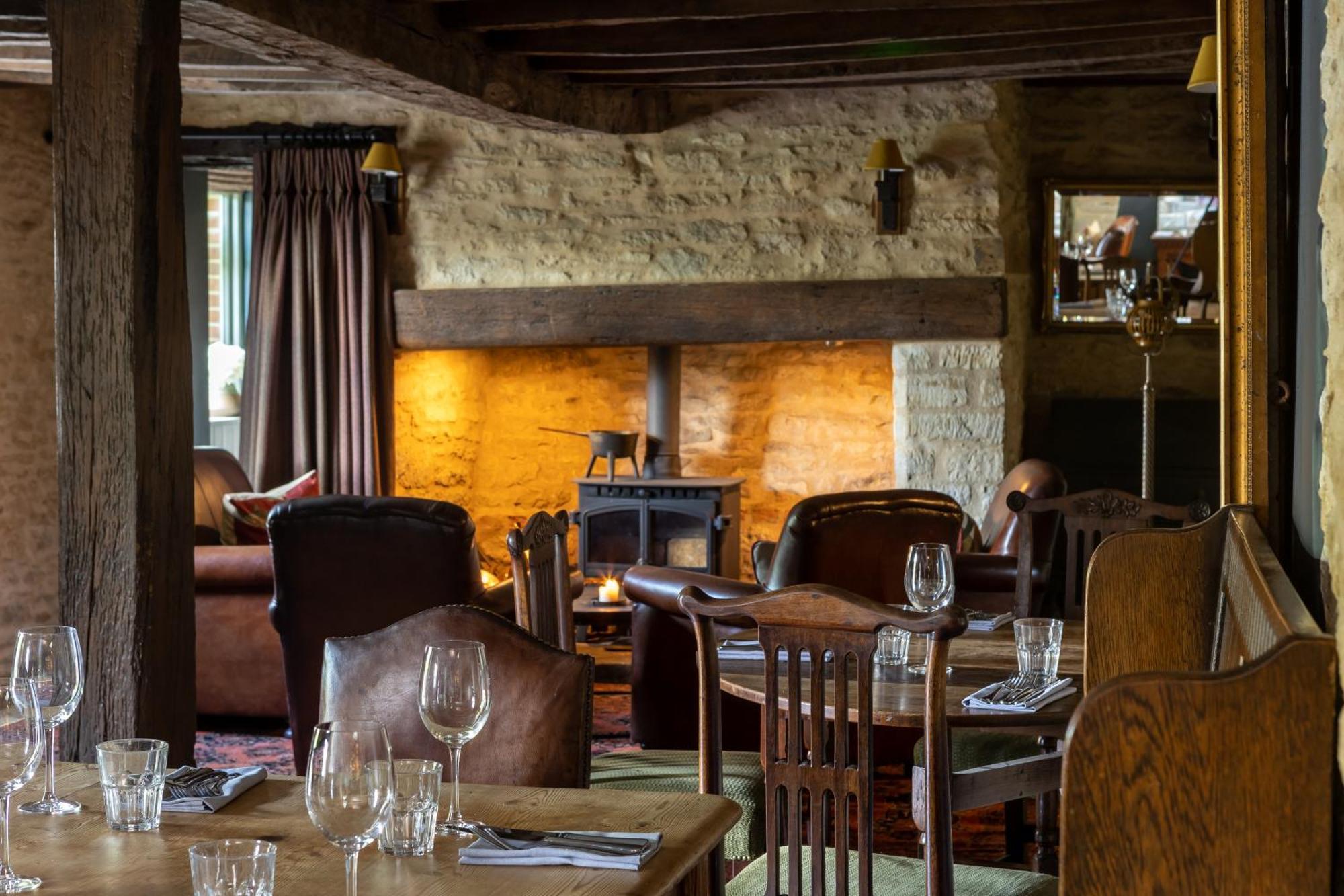 The Harcourt Arms Hotel Stanton Harcourt ภายนอก รูปภาพ The interior of the restaurant