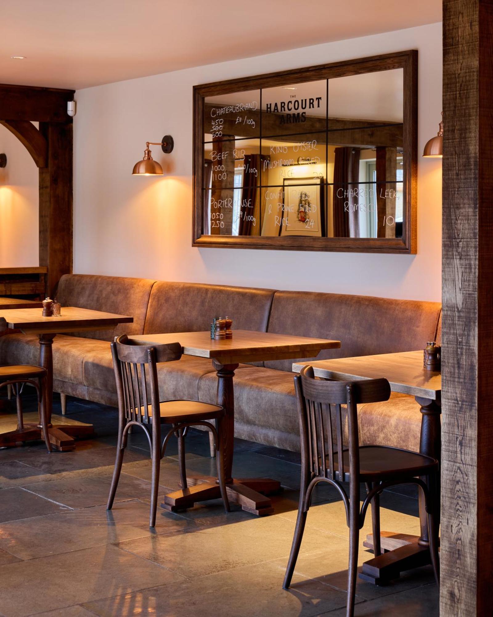 The Harcourt Arms Hotel Stanton Harcourt ภายนอก รูปภาพ The interior of the restaurant