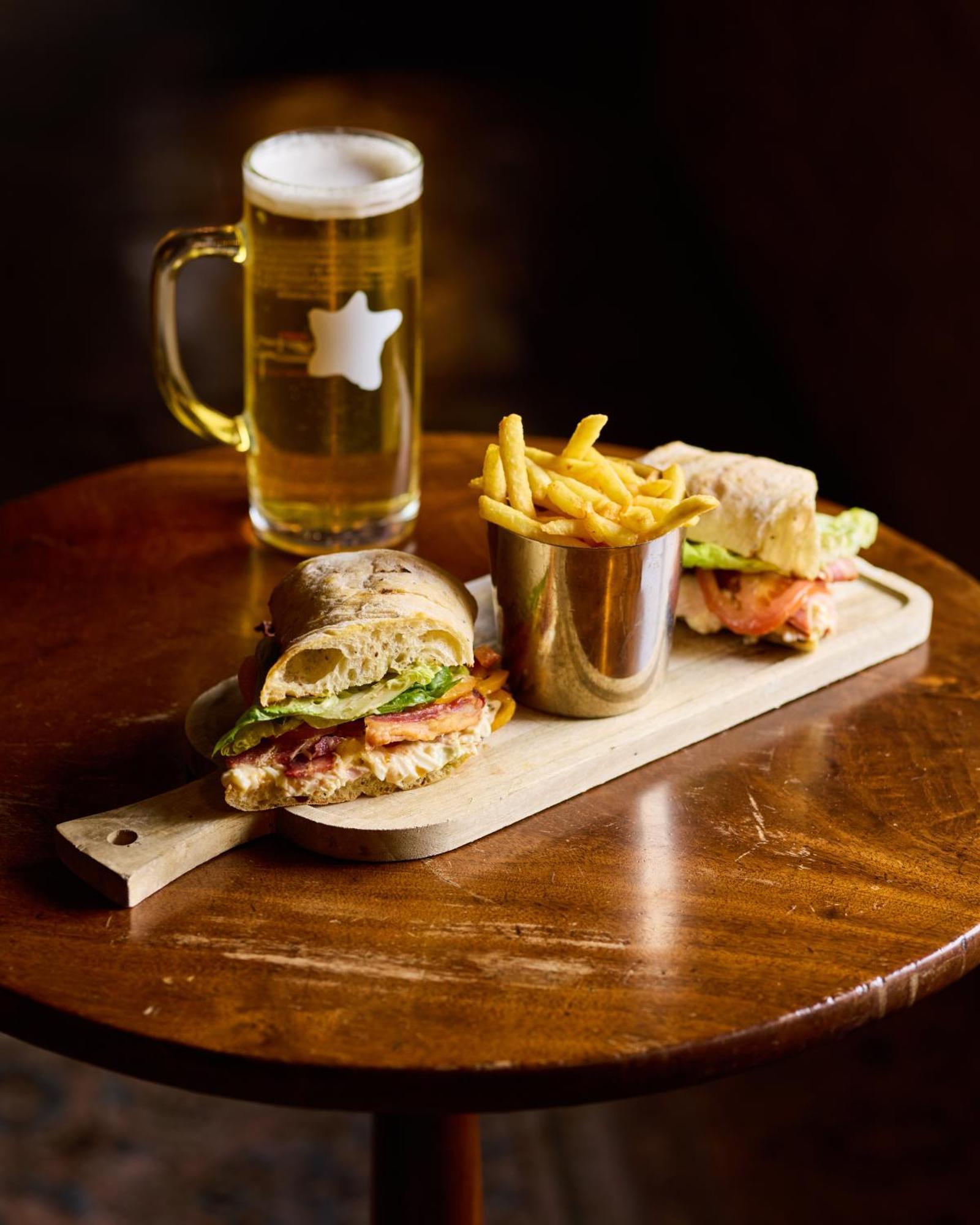 The Harcourt Arms Hotel Stanton Harcourt ภายนอก รูปภาพ A club sandwich with chips