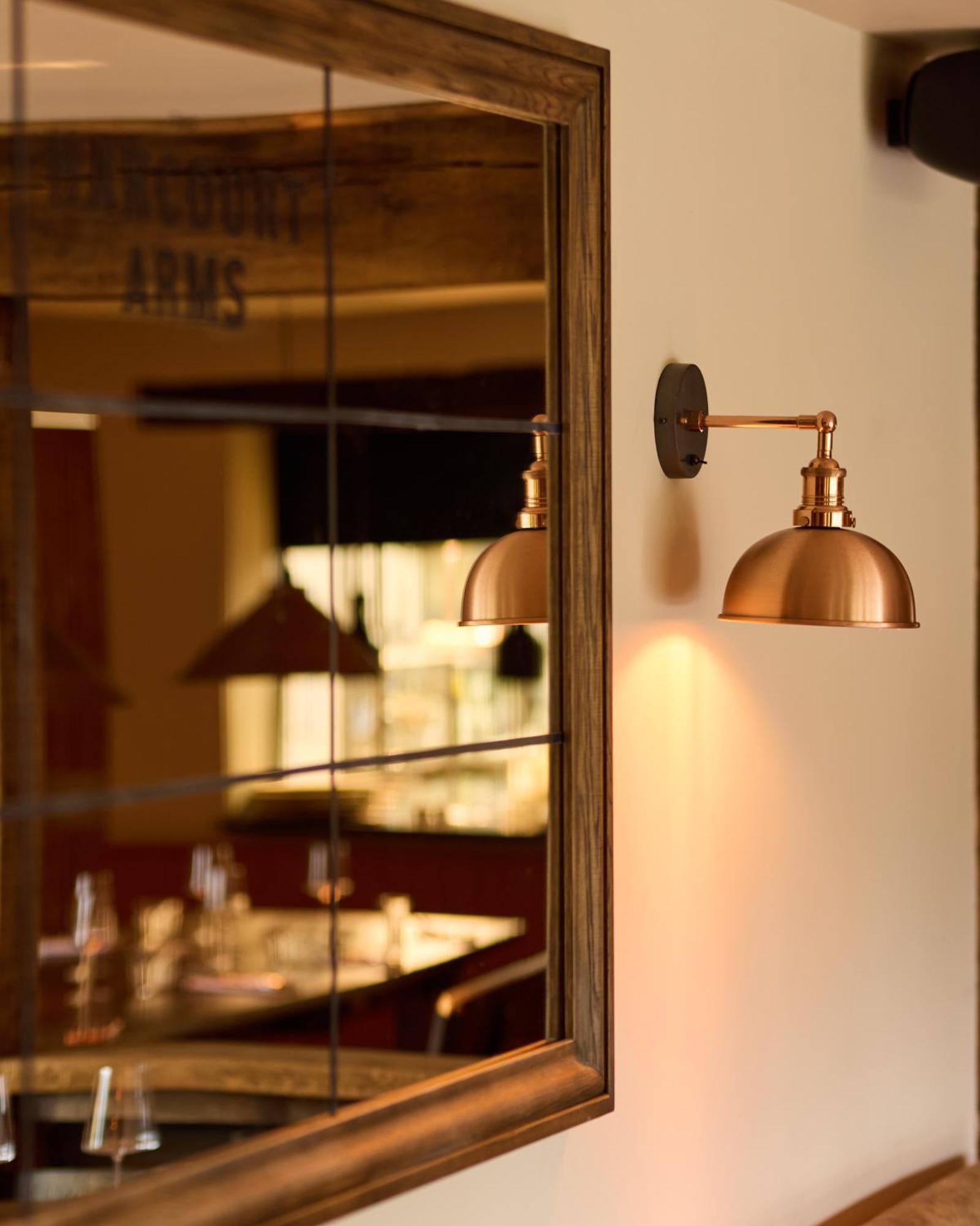 The Harcourt Arms Hotel Stanton Harcourt ภายนอก รูปภาพ A wall light