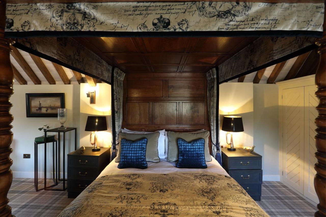 The Harcourt Arms Hotel Stanton Harcourt ภายนอก รูปภาพ The four-poster bed in the Old Inn